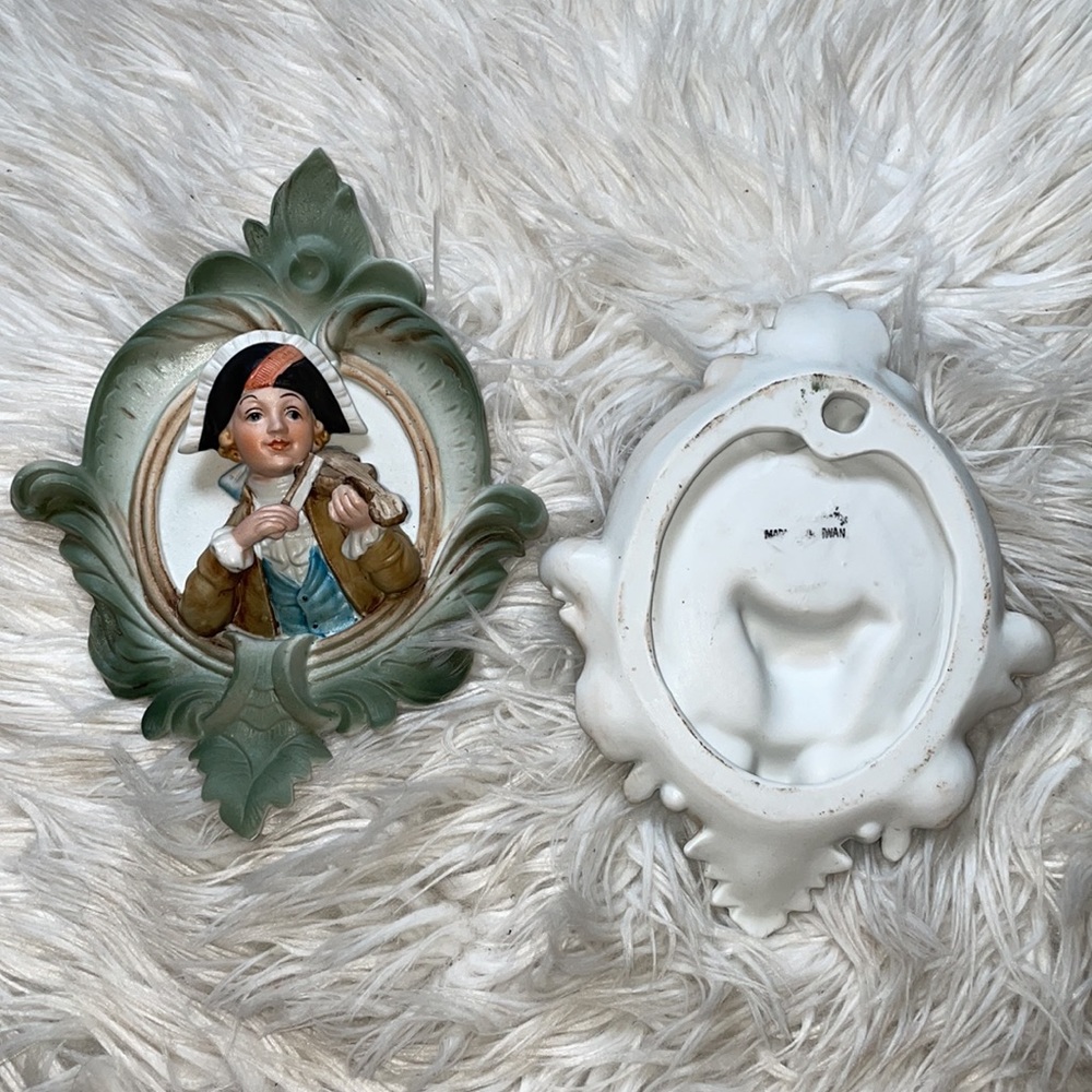 Vintage boy and girl 3D ceramic wall girl plaque - Picture 7 of 10